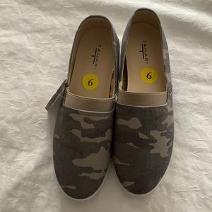 Tahari size 9 shoes new with tags in good condition in Grey color